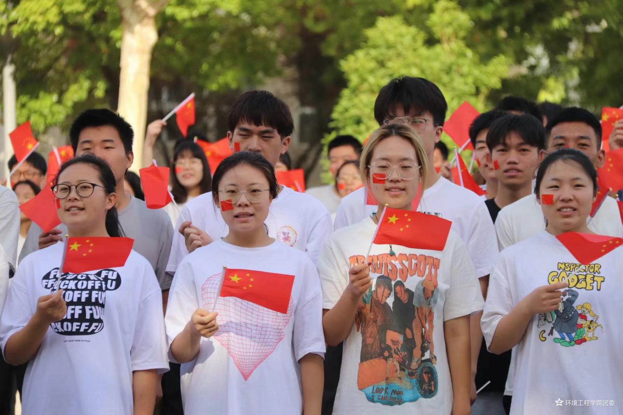 希望廣大學生繼續發揚艱苦奮鬥的精神,擔當當代青年的神聖使命,為祖國